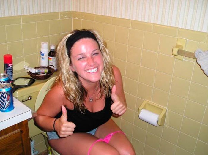 Пьяные девушки в уборной (88 фото)
