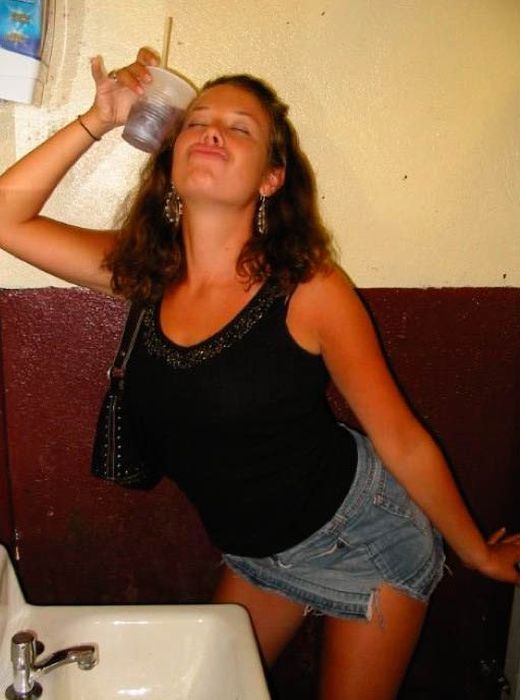 Пьяные девушки в уборной (88 фото)