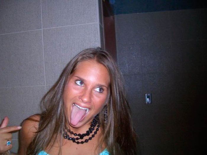 Пьяные девушки в уборной (88 фото)