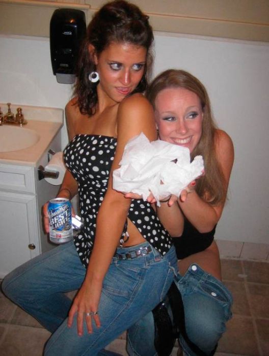 Пьяные девушки в уборной (88 фото)
