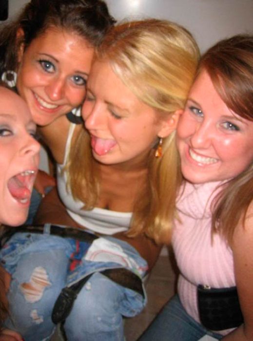 Пьяные девушки в уборной (88 фото)