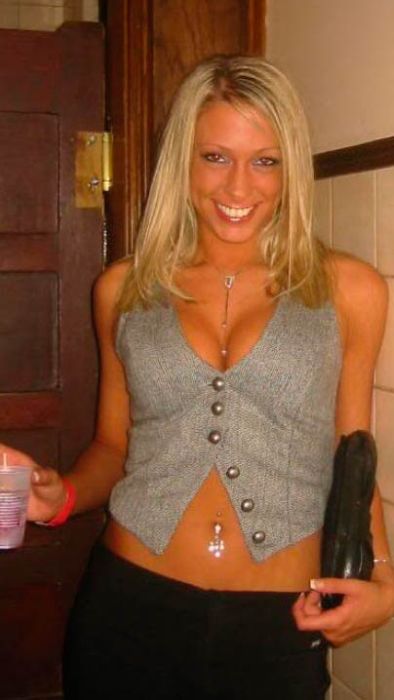 Пьяные девушки в уборной (88 фото)