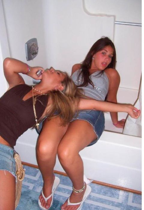Пьяные девушки в уборной (88 фото)