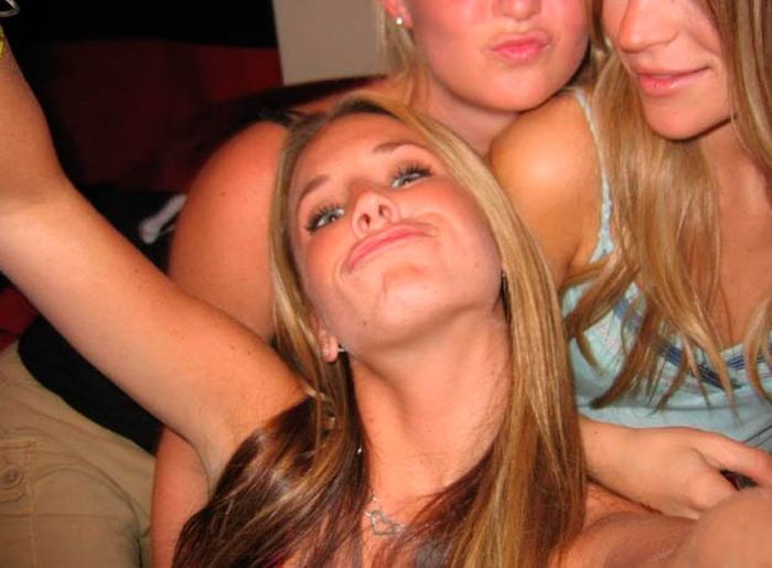 Пьяные девушки в уборной (88 фото)