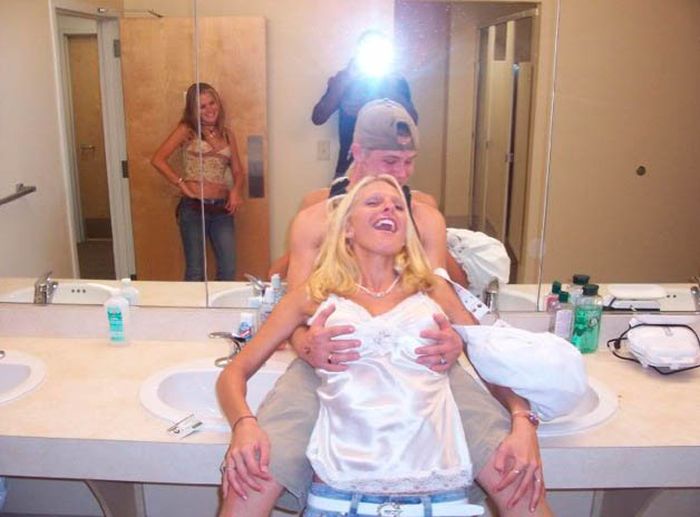 Пьяные девушки в уборной (88 фото)