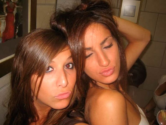 Пьяные девушки в уборной (88 фото)