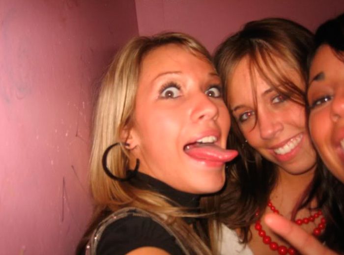 Пьяные девушки в уборной (88 фото)