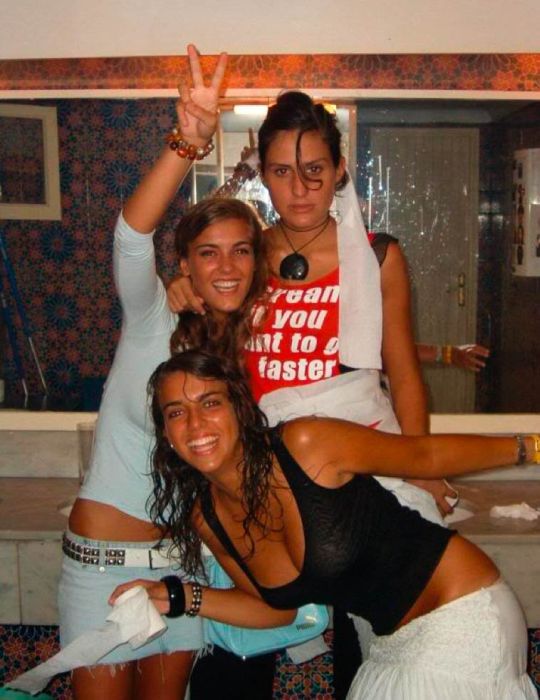 Пьяные девушки в уборной (88 фото)