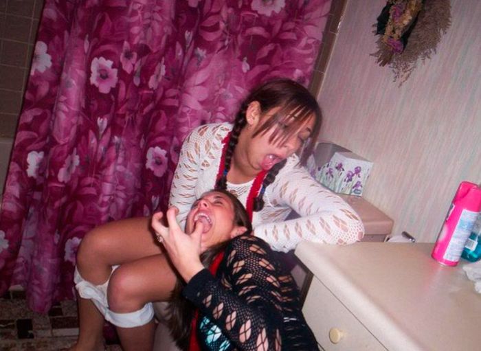 Пьяные девушки в уборной (88 фото)