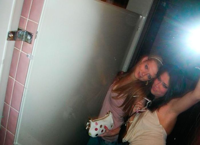 Пьяные девушки в уборной (88 фото)