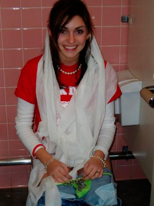 Пьяные девушки в уборной (88 фото)