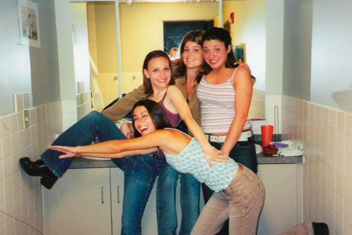 Пьяные девушки в уборной (88 фото)