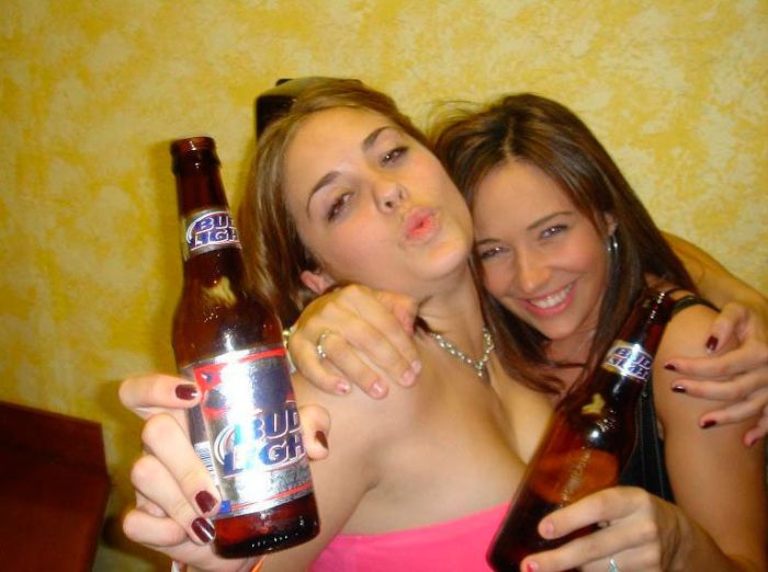 Пьяные девушки в уборной (88 фото)