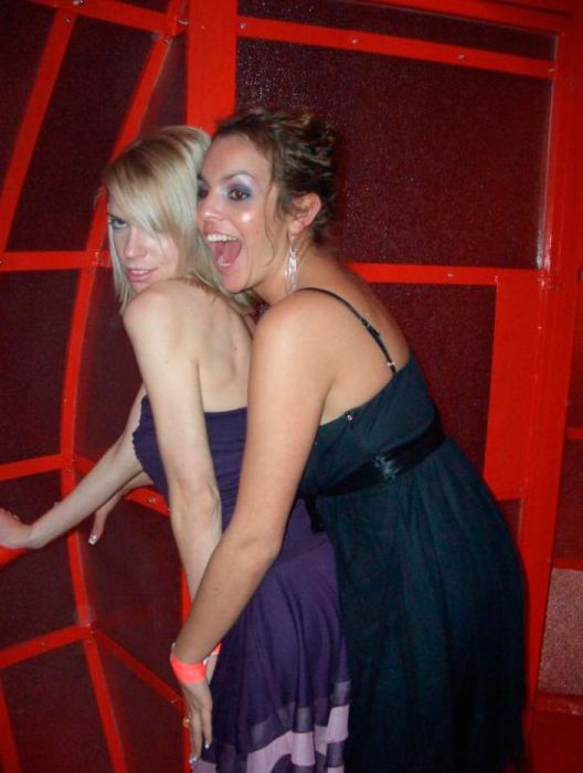 Пьяные девушки в уборной (88 фото)