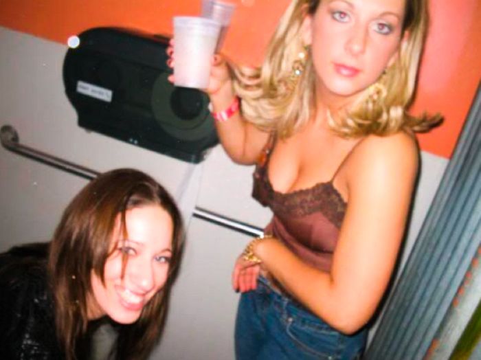 Пьяные девушки в уборной (88 фото)
