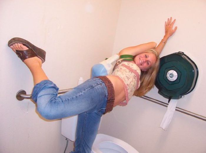 Пьяные девушки в уборной (88 фото)