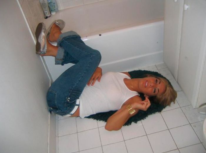 Пьяные девушки в уборной (88 фото)