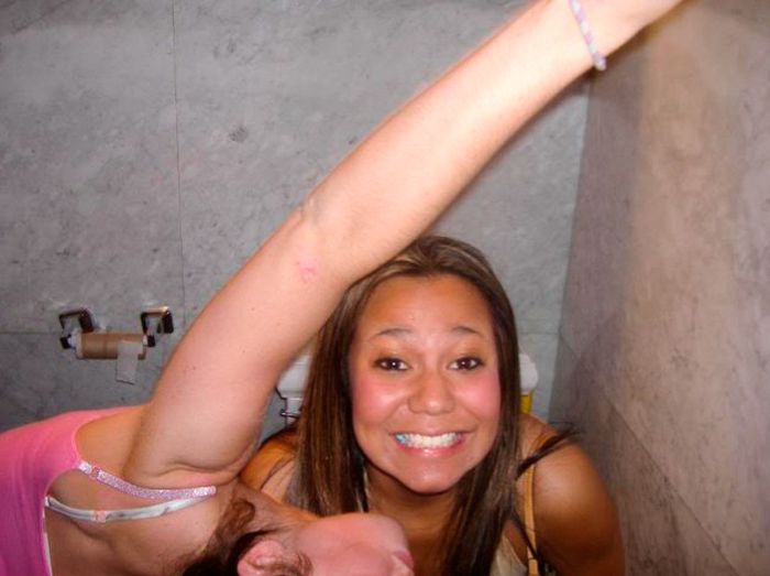 Пьяные девушки в уборной (88 фото)