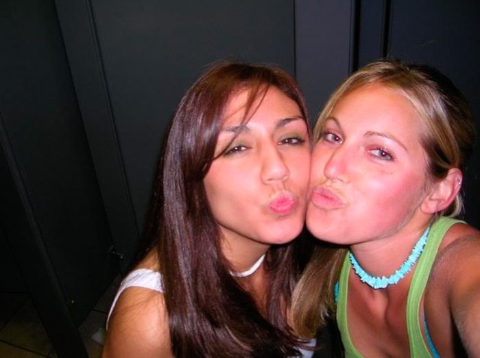 Пьяные девушки в уборной (88 фото)