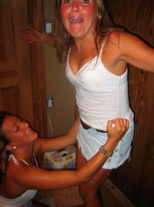 Пьяные девушки в уборной (88 фото)