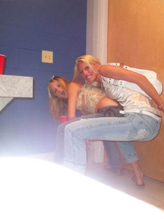 Пьяные девушки в уборной (88 фото)