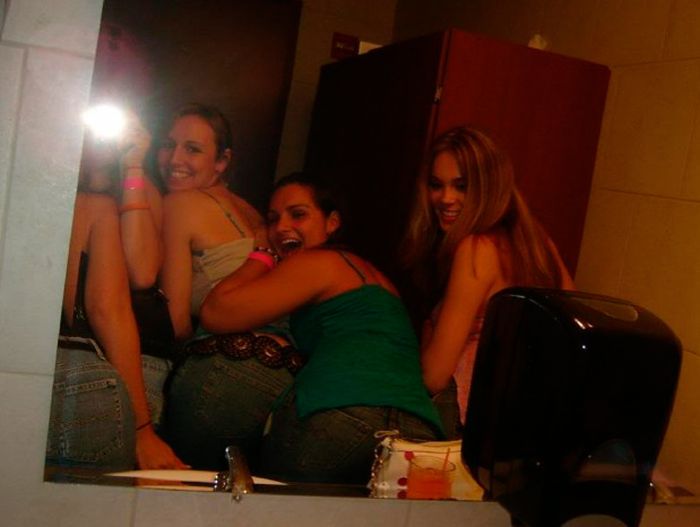 Пьяные девушки в уборной (88 фото)