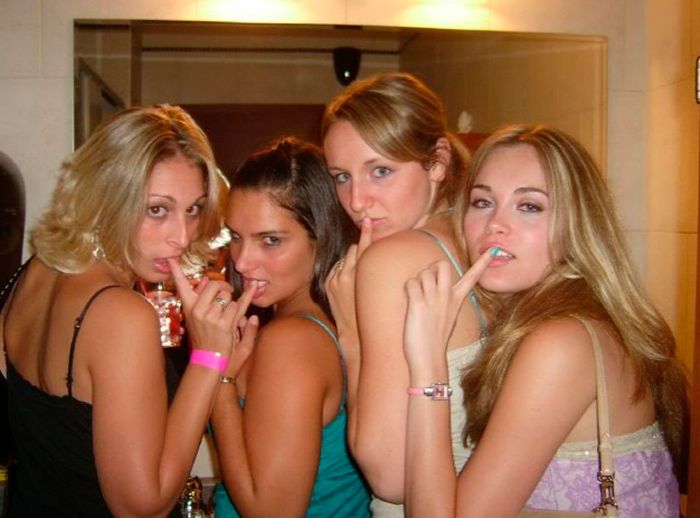Пьяные девушки в уборной (88 фото)
