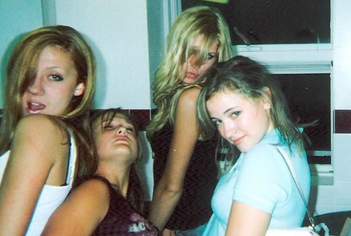 Пьяные девушки в уборной (88 фото)