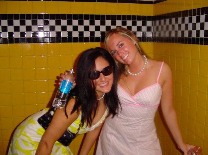 Пьяные девушки в уборной (88 фото)