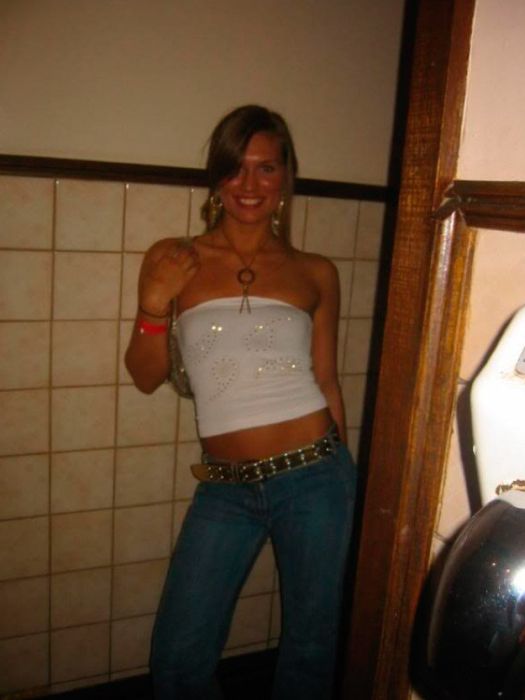 Пьяные девушки в уборной (88 фото)