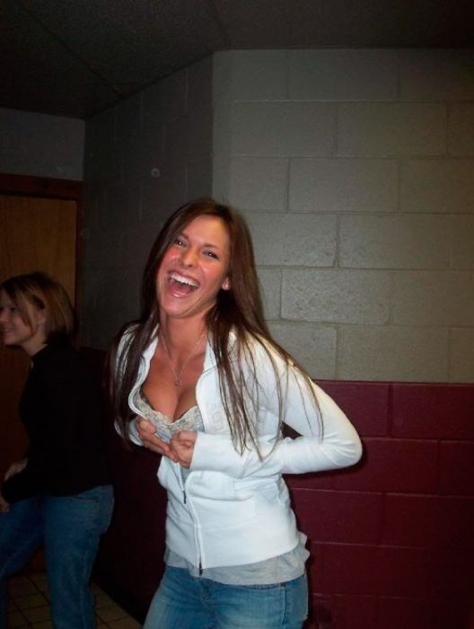 Пьяные девушки в уборной (88 фото)