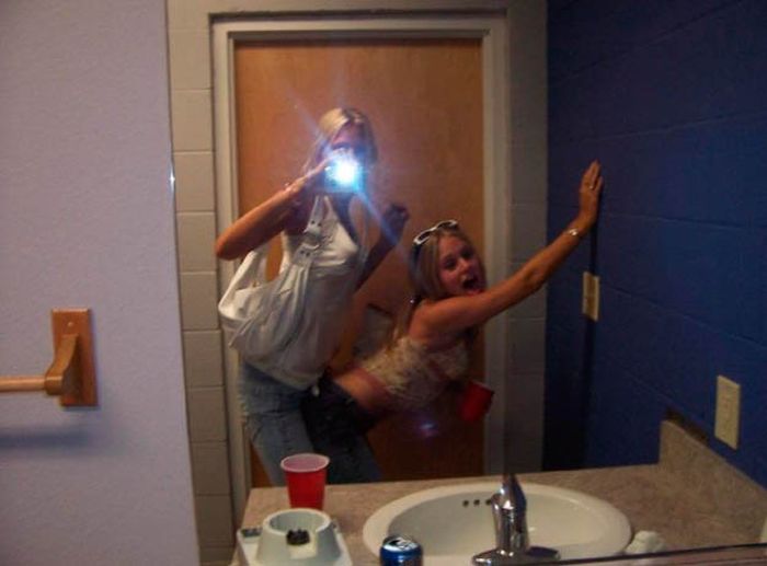 Пьяные девушки в уборной (88 фото)