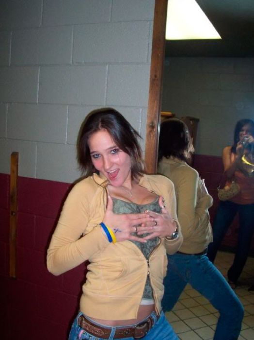 Пьяные девушки в уборной (88 фото)