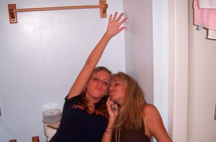 Пьяные девушки в уборной (88 фото)