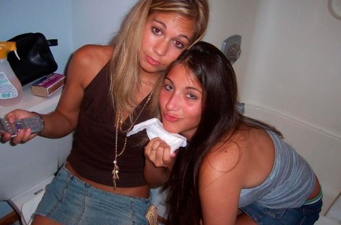 Пьяные девушки в уборной (88 фото)