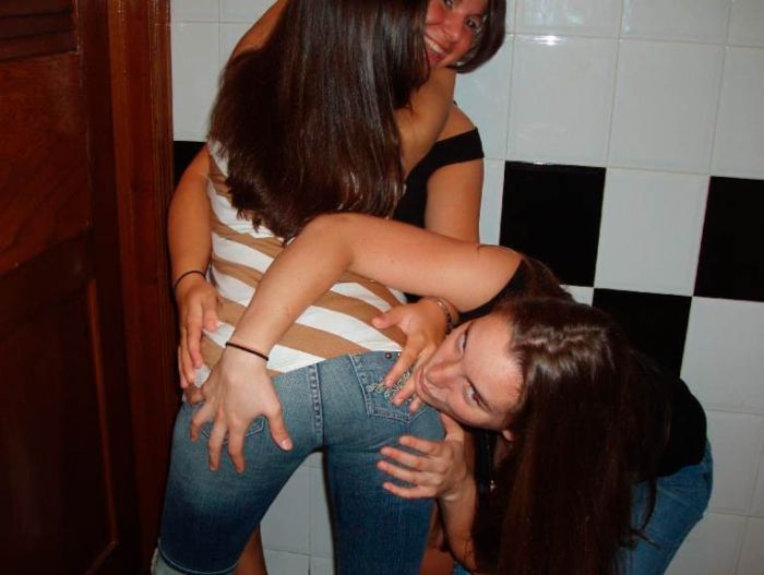 Пьяные девушки в уборной (88 фото)