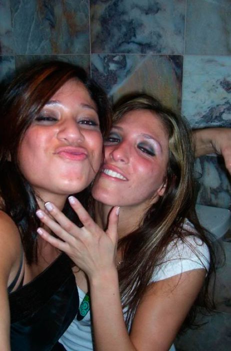 Пьяные девушки в уборной (88 фото)