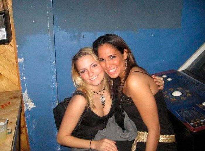 Пьяные девушки в уборной (88 фото)