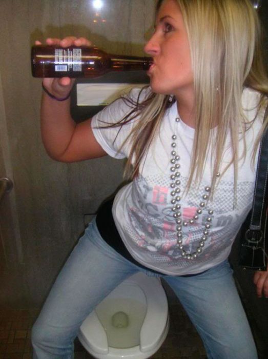 Пьяные девушки в уборной (88 фото)