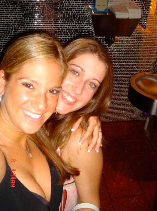 Пьяные девушки в уборной (88 фото)