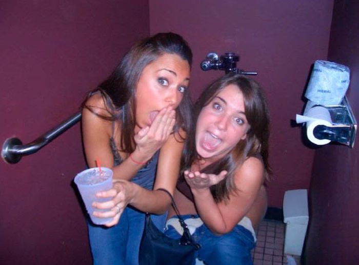Пьяные девушки в уборной (88 фото)