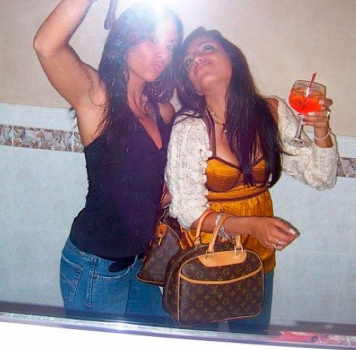 Пьяные девушки в уборной (88 фото)