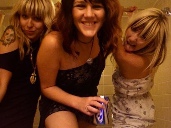 Пьяные девушки в уборной (88 фото)