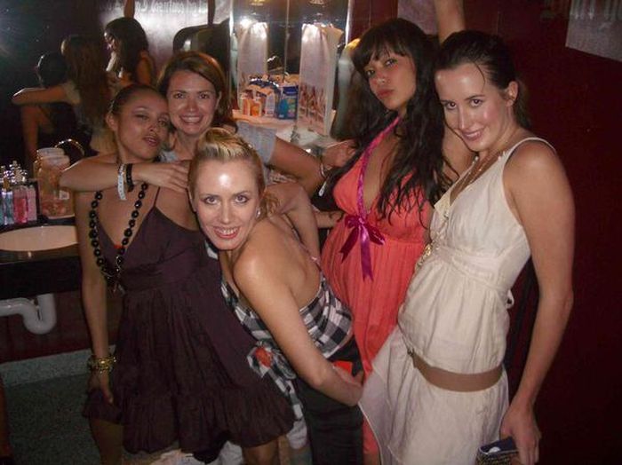 Пьяные девушки в уборной (88 фото)