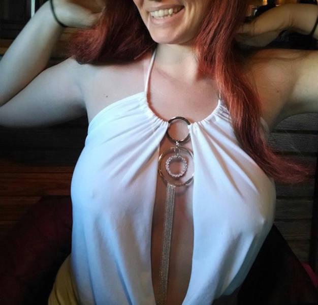 Девушки без бюстгальтеров