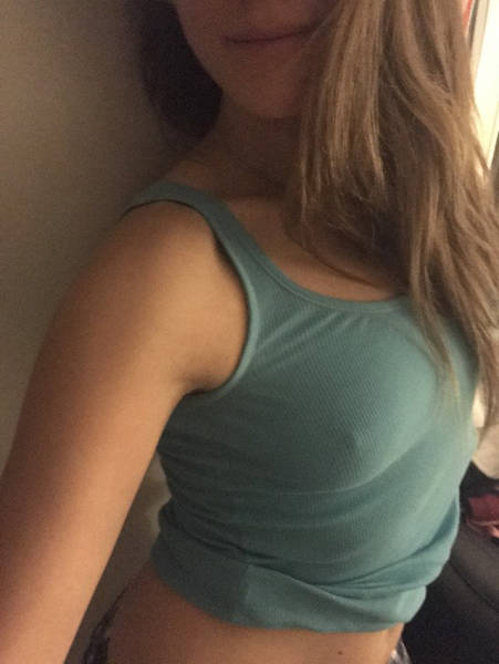 Девушки без бюстгальтеров