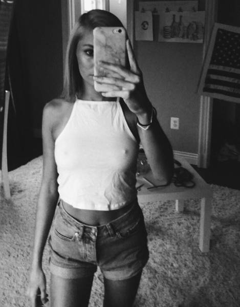 Девушки без бюстгальтеров