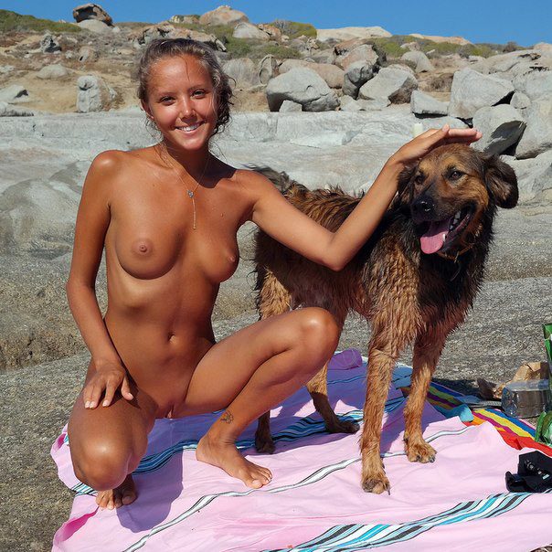 Молоденькие нудистки отдыхают на пляже