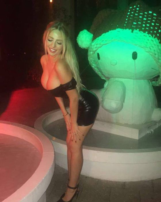 Фигуристые девушки в красивых платьях