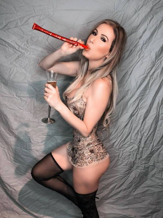 Фигуристые девушки в красивых платьях